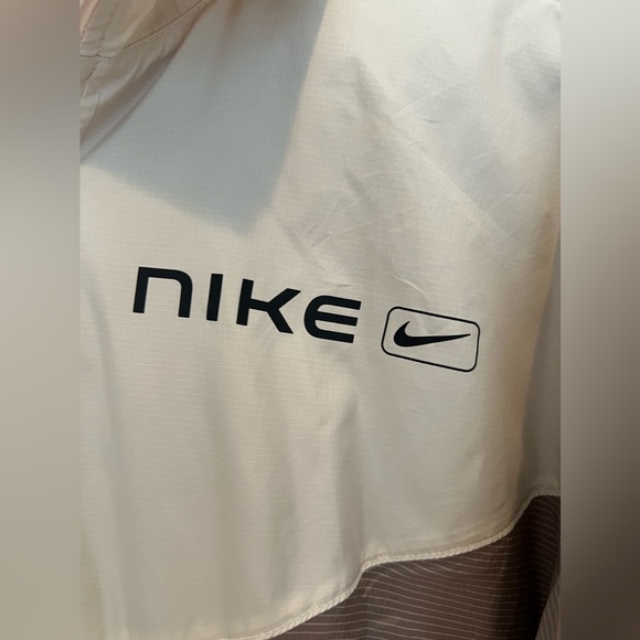 NIKE Women's Sportswear Street Loose Fit Woven Jacket - Picture 4 of 7